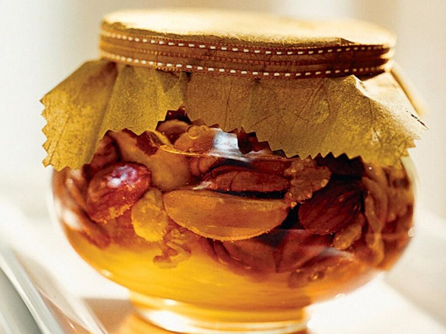 La tintura de miel con nueces puede aumentar la potencia. 