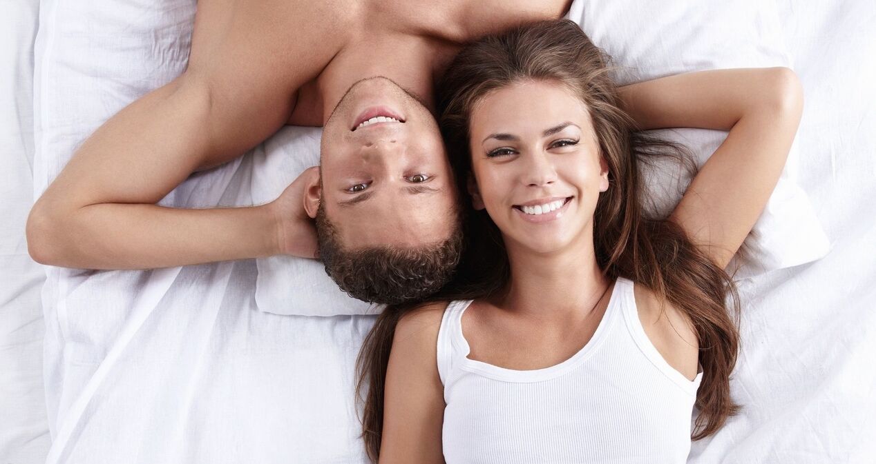 Una mujer y un hombre sexualmente mejorado comparten la misma cama