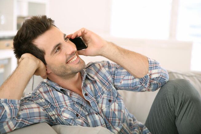 Sentirse emocionado de que los hombres hablen con mujeres por teléfono durante mucho tiempo