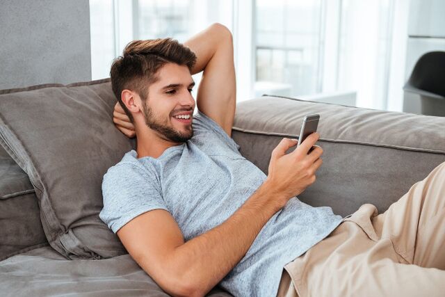 Un hombre envía mensajes de texto con frecuencia al hombre de su elección que desea intimidad